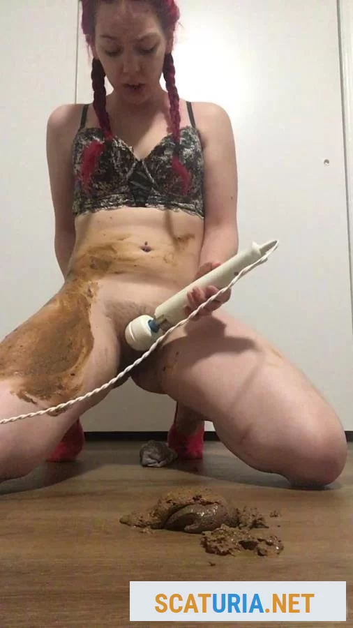 Scatqueen420 - Stoner girl shits herself (UltraHD 2K / 265 MB)  2024