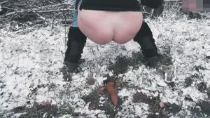 Snowflake (HD 720p / Pooping, Defecation)