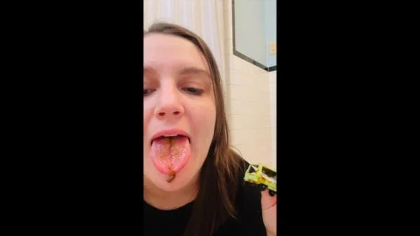 Layla Lee - Toy Cars And Shit EXPLOSION (FullHD 1080p / Amateur, Defecation)