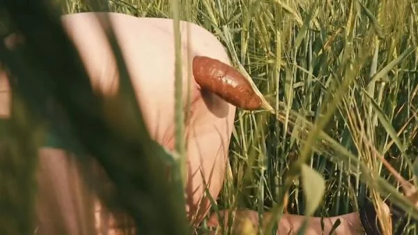 Mia Skye aka MiaRoxxx - Doggystyle Shit In a Field (HD 720p / Germany, Dirty Anal)