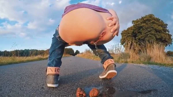 Mia Skye aka MiaRoxxx - HUUUGE On a Street (HD 720p / Germany, Dirty Anal)