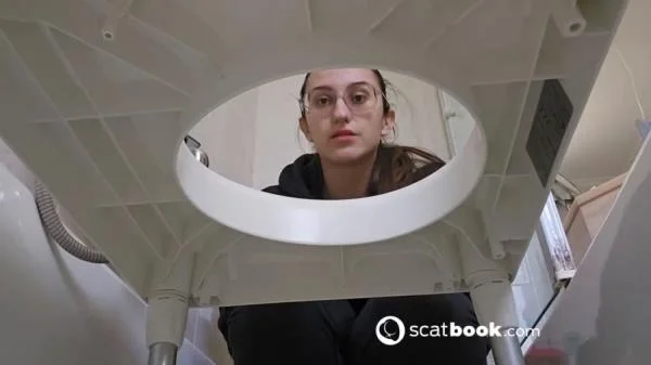 Scatting Girl 01 (HD 720p / Spain, Toilet Slavery)