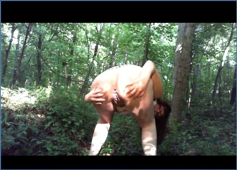 LindzyPoopgirl - Outdoor Peeing and Pooping Big Log - scat porn video at Scaturia.net