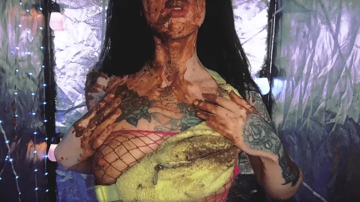 Download Sweet Betty Kneels Down and Delivers a Steaming Solo Defecation Scaturia.net